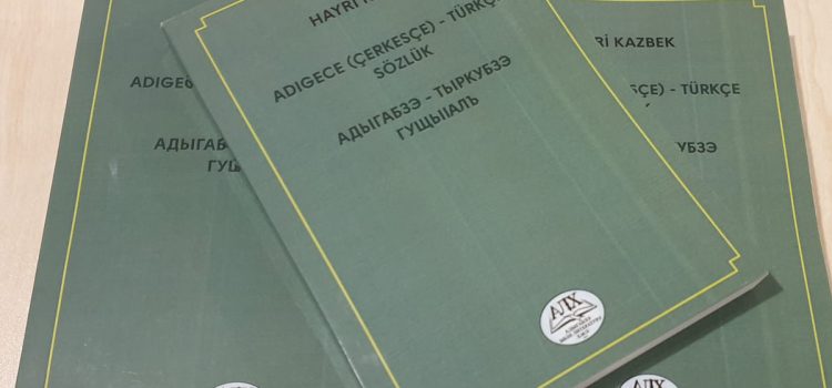 (Türkçe) Derneğimiz üyesi Hayri Kazbek’in hazırlamış olduğu “Adıgece (Çerkesçe) -Türkçe Sözlük” yayımlandı.